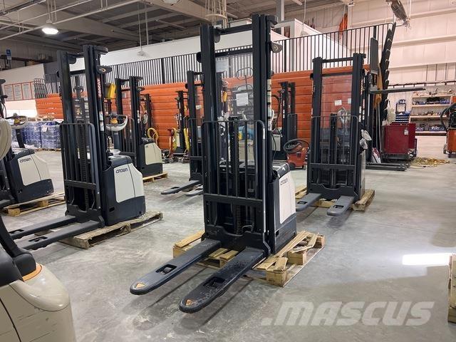 Crown ES 4000 Self propelled stackers