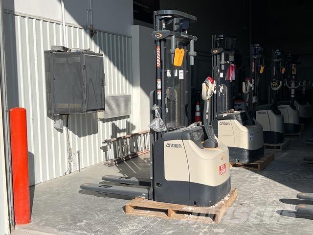 Crown ES 4000 Self propelled stackers