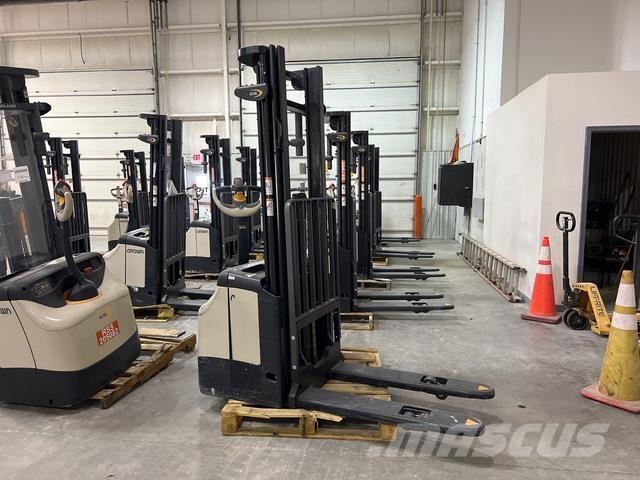 Crown ES 4000 Self propelled stackers
