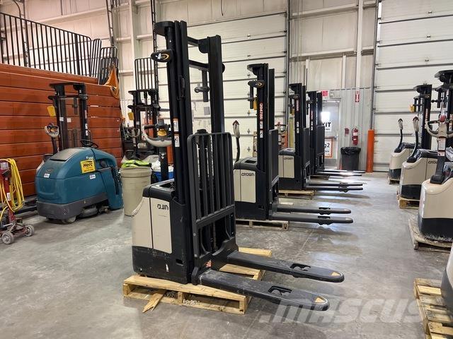 Crown ES 4000 Self propelled stackers