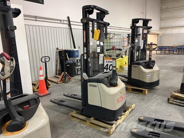 Crown ES 4000 Self propelled stackers