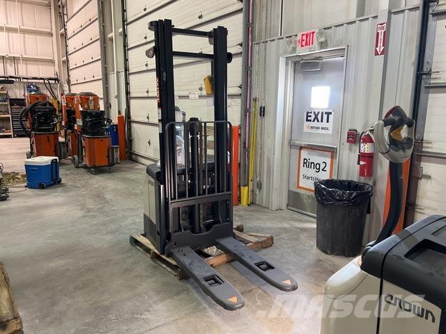 Crown ES 4000 Self propelled stackers