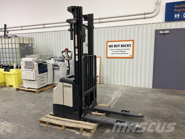 Crown ES 4000 Self propelled stackers