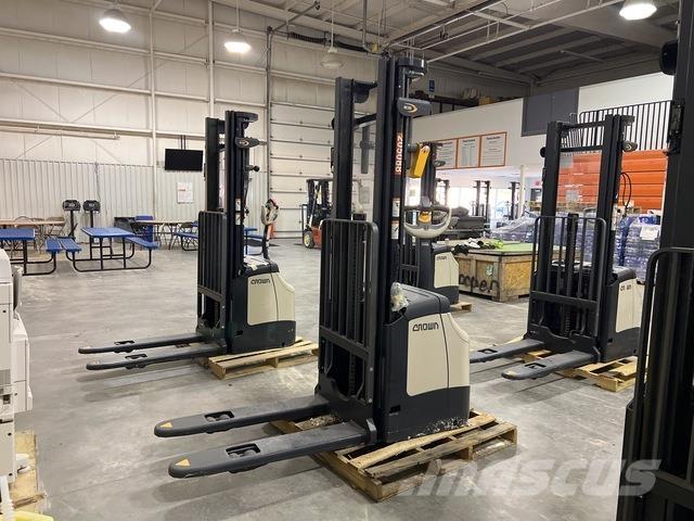 Crown ES 4000 Self propelled stackers