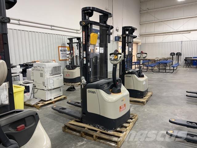 Crown ES 4000 Self propelled stackers