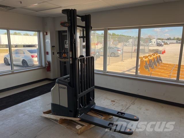 Crown ES 4000 Self propelled stackers