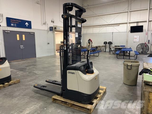 Crown ES 4000 Self propelled stackers