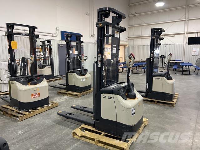 Crown ES 4000 Self propelled stackers