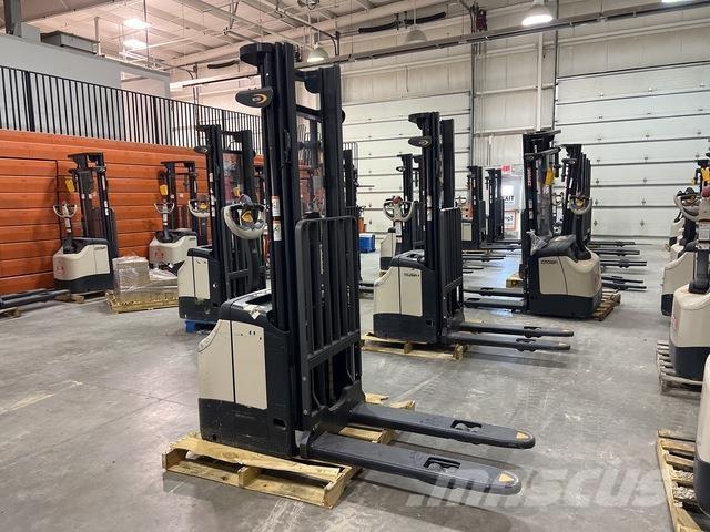 Crown ES 4000 Self propelled stackers