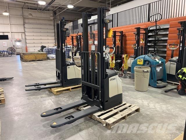 Crown ES 4000 Self propelled stackers