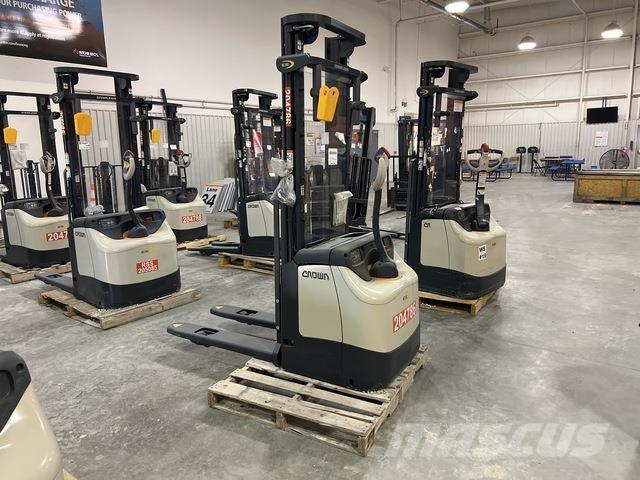 Crown ES 4000 Self propelled stackers