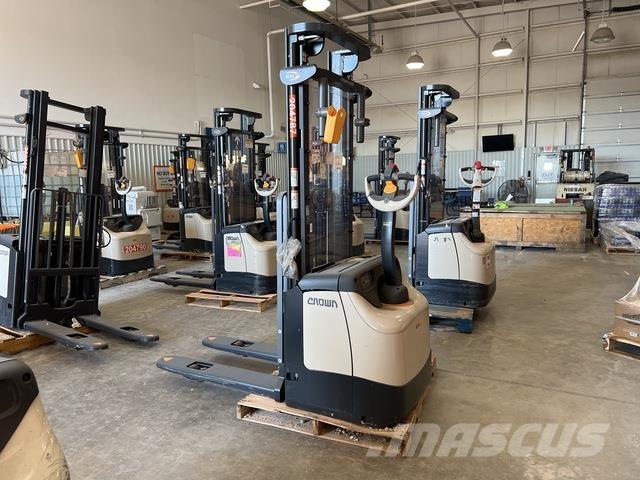 Crown ES 4000 Self propelled stackers