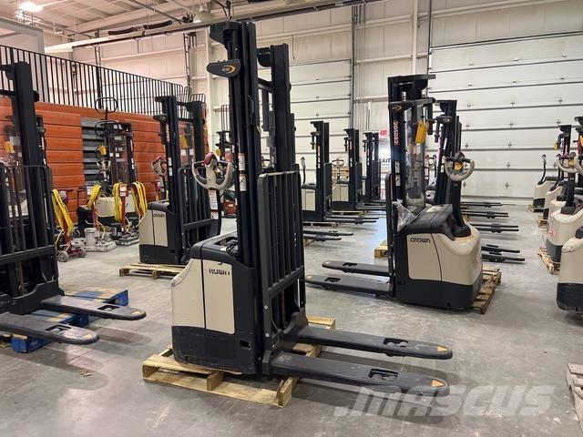 Crown ES 4000 Self propelled stackers