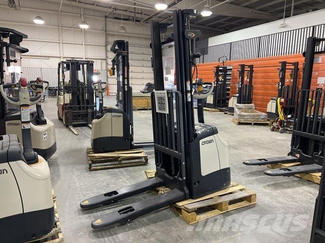 Crown ES 4000 Self propelled stackers