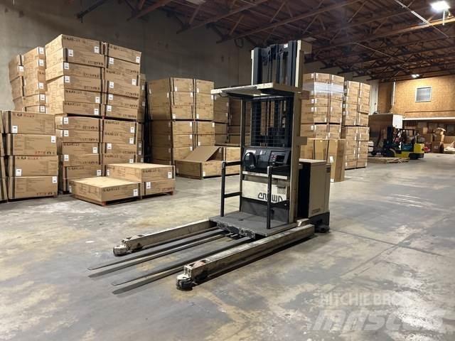 Crown SP Medium lift order picker