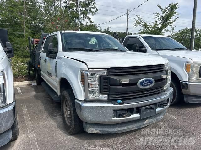 Ford F-250 Flatbed / Dropside trucks