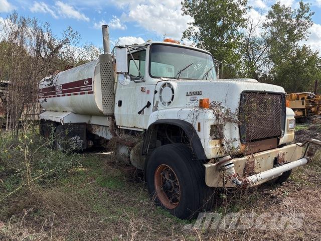 Ford L8000 Water bowser