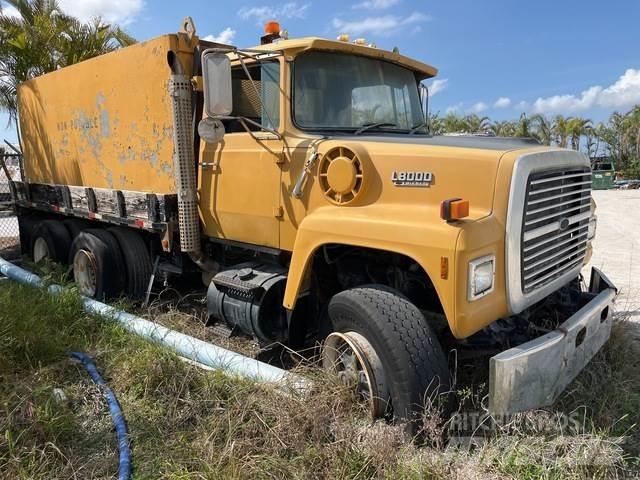 Ford LT8000 Water bowser