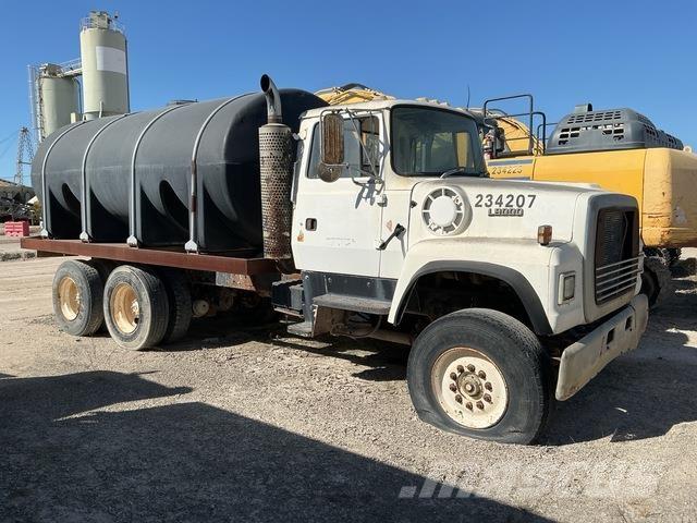 Ford LT9000 Water bowser
