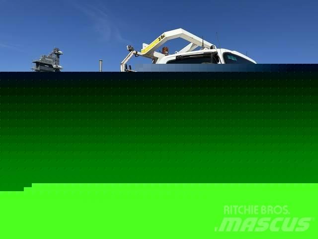 Isuzu NPS 300 Truck mounted cranes