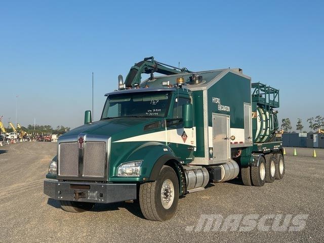 Kenworth T880 Crawler excavators