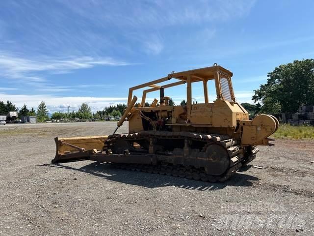 Komatsu D65P-8 Crawler dozers