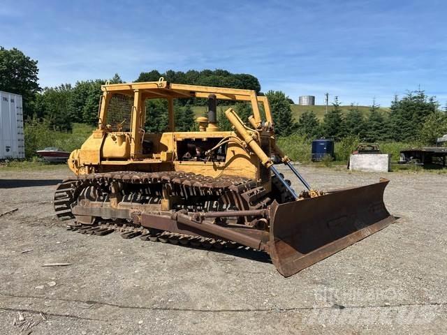 Komatsu D65P-8 Crawler dozers