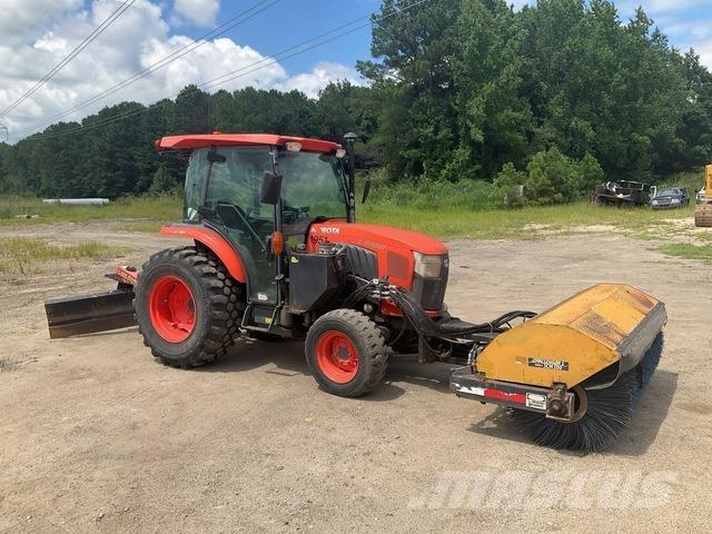 Kubota L5460 Indoor sweepers