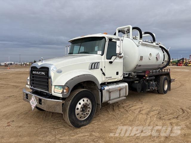 Mack 400 Commercial vehicle