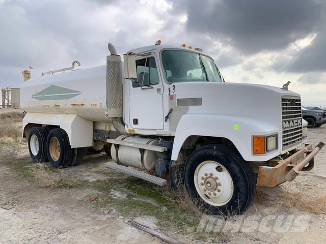 Mack CH613 Water bowser