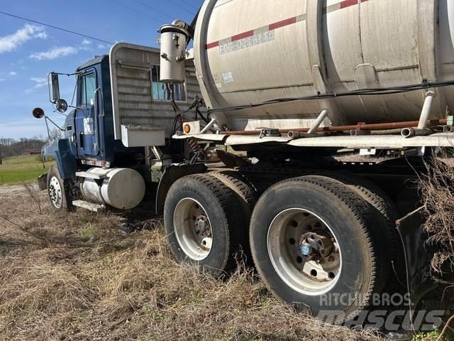 Mack CH613 Prime Movers