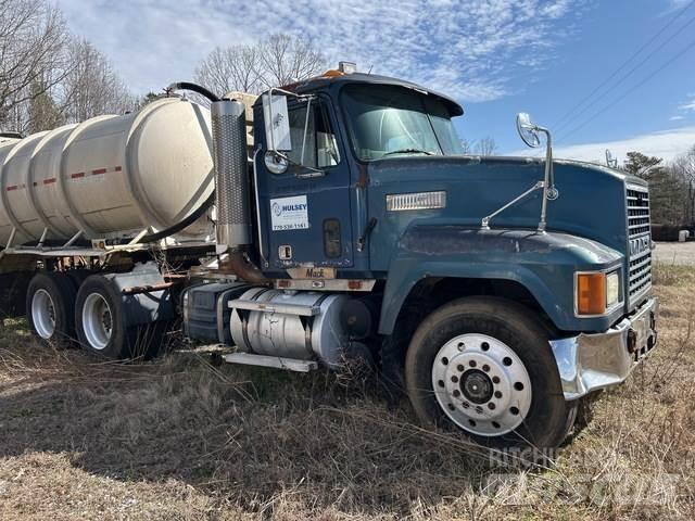Mack CH613 Prime Movers