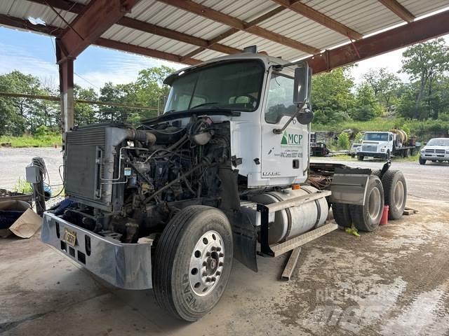 Mack CH613 Prime Movers