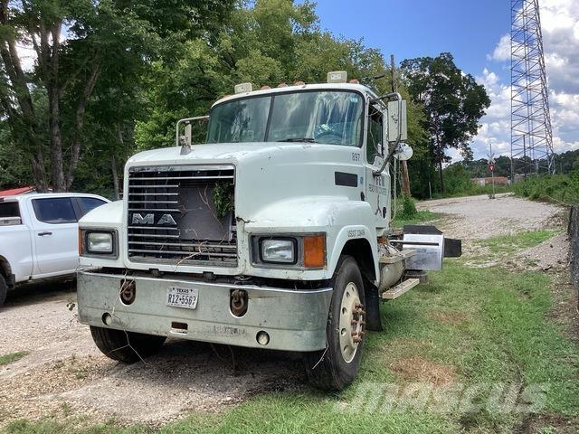 Mack CHN613 Cabins and interior