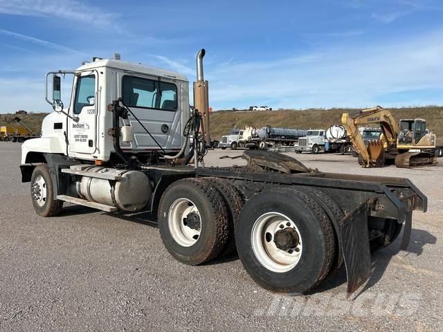 Mack CL733 Prime Movers