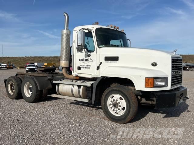 Mack CL733 Prime Movers