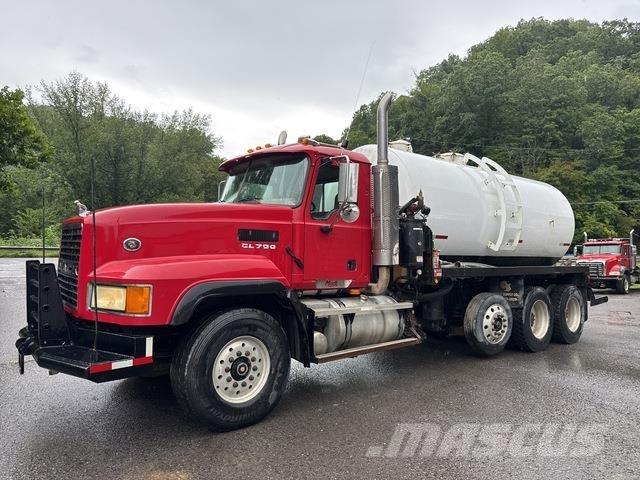 Mack CL733 Commercial vehicle