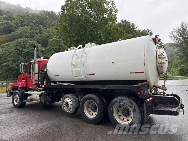 Mack CL733 Commercial vehicle
