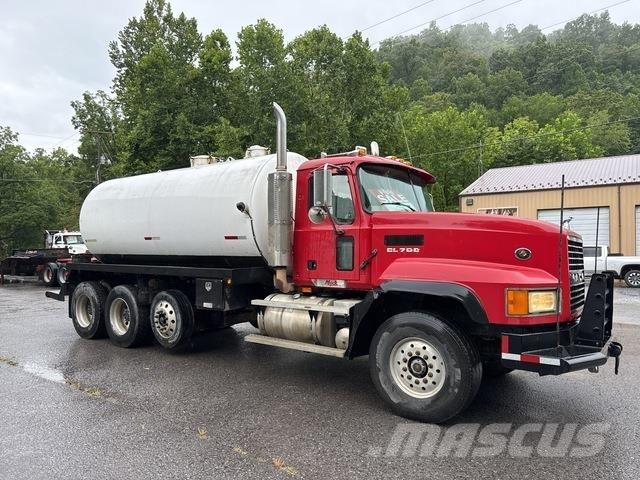 Mack CL733 Commercial vehicle