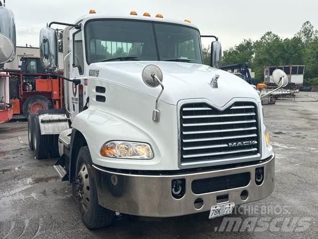 Mack CXU613 Prime Movers