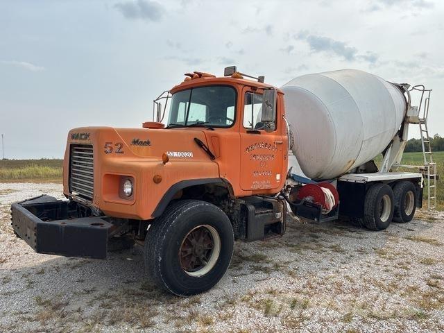 Mack DM690 Water bowser