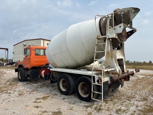 Mack DM690 Water bowser