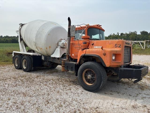 Mack DM690 Water bowser