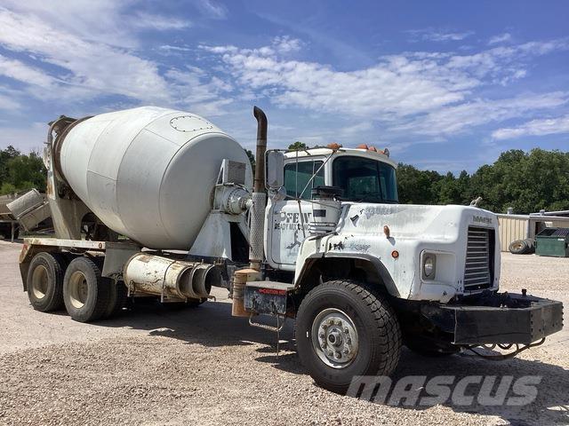Mack DM690S Other trucks
