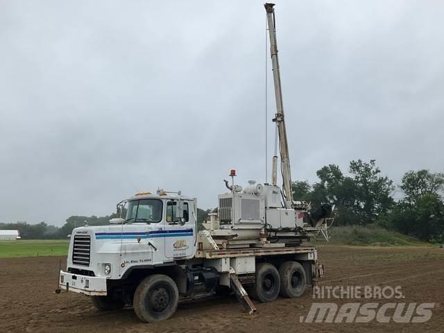 Mack DMM6906S Truck mounted drill rig