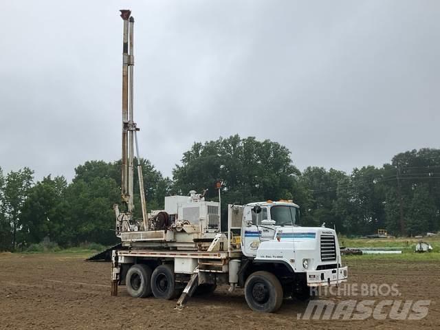Mack DMM6906S Truck mounted drill rig