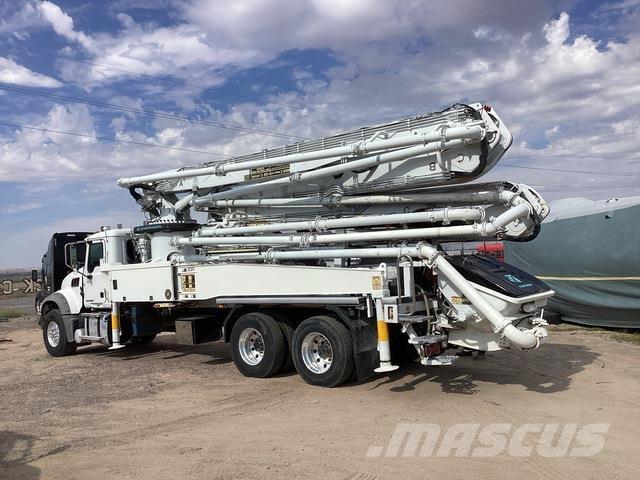 Mack GR64F Concrete pumps