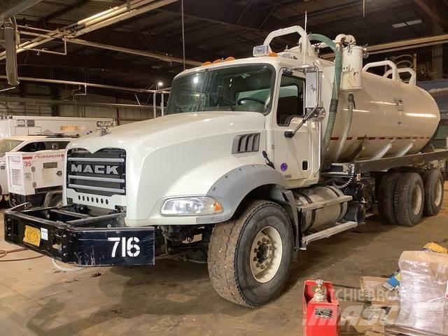 Mack GU813 Tanker trucks