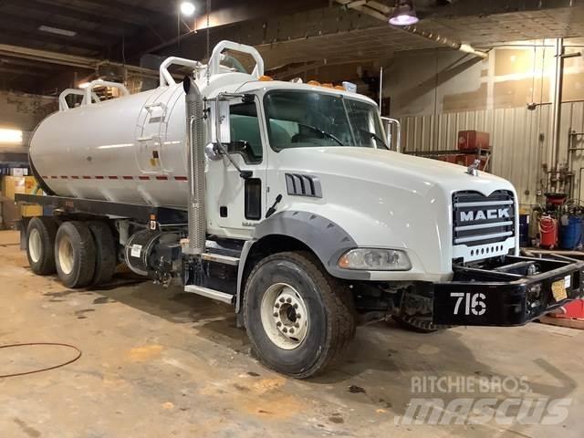 Mack GU813 Tanker trucks