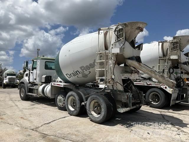 Mack GU813 Other trucks